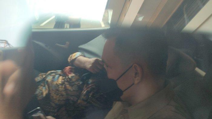 Ketua KPK Firli Bahuri terlihat menutupi wajahnya dengan tas kotak berwarna hitam setelah diperiksa terkait kasus dugaan pemerasan oleh pimpinan KPK ke eks Mentan, Syahrul Yasin Limpo (SYL), Kamis (16/11/2023).