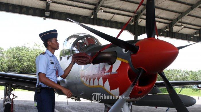 Prajurit TNI AU menunjukkan Pesawat EMB-314 Super Tucano yang terparkir di Hanggar Lanud TNI AU Abdurrahman Saleh, Malang, Jawa Timur