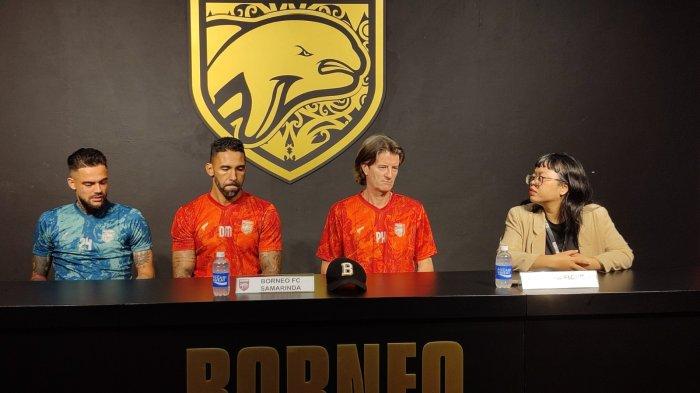 PERSAHABATAN- Pelatih Borneo FC, Peter Huistra dan bek Diego Mitchels menanggapi pertanyaan pers jelang pertandingN persahabatan melawan Perak FC, Malaysia di Stadion Segiri Samarinda Kalimantan Timur, Jumat (17/11/2023).