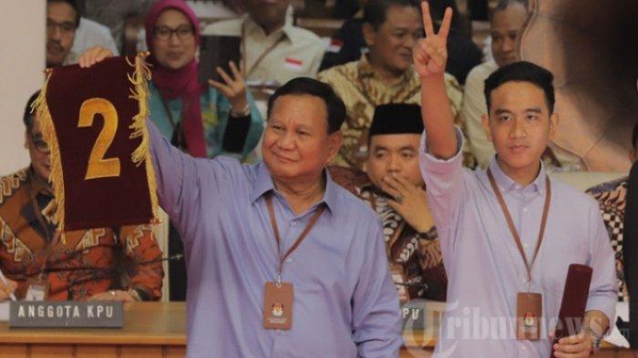 Pasangan Calon Presiden dan Wakil Presiden Prabowo Subianto dan Gibran Rakabuming Raka menunjukkan nomor urut 2 saat pengambilan nomor urut Capres dan Cawapres 2024 di halaman Gedung KPU RI, Jakarta Pusat, Selasa (14/11/2023). Apa itu Tim Fanta di Tim Kampanye Nasional (TKN) Prabowo - Gibran? Deretan profil komandan Tim Fanta, ada Arief Rosyid, Reza Arap hingga Willie Salim