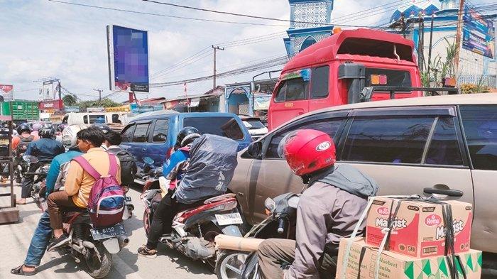 Ilustrasi kemacetan lalu-lintas di Jalan Soekarno-Hatta Km 5, Balikpapan Utara, Kota Balikpapan, Provinsi Kalimantan Timur pada 9 September 2023 siang.