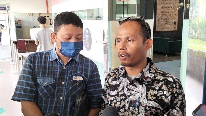 Pelapor Mahfud MD, Maydika Ramadani (kanan) saat ditemui usai mengajukan laporan, Jumat (17/11/2023).