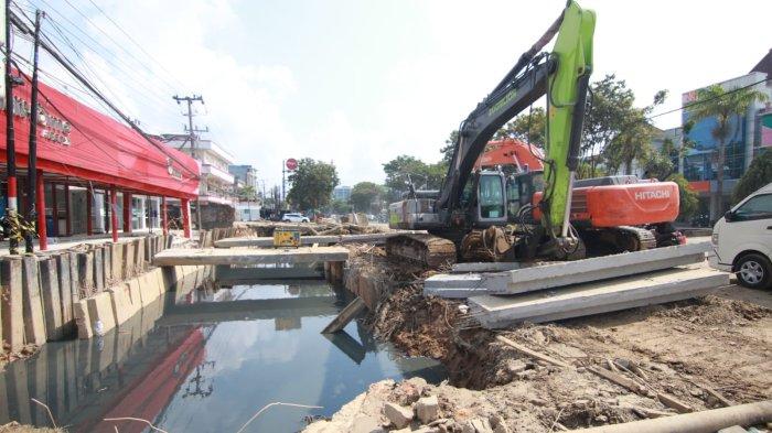 Pengerjaan saluran sekunder Balikpapan Baru atau tepatnya di depan Kantor Telkom, MT Haryono, Kota Balikpapan, yang menjadi bagian dari proyek DAS Ampal.