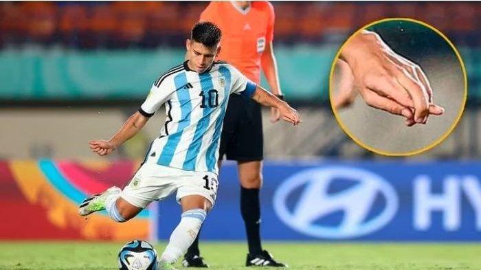 Claudio Echeverri, bintang timnas U-17 Argentina yang kerap dijuluki titisan Lionel Messi, melakukan gestur unik sebelum cetak gol di Piala Dunia U-17 2023.
