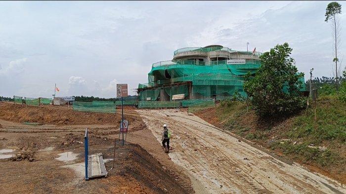 Pekerja konstruksi bangunan di Ibu Kota Nusantara atau IKN Nusantara tampak disibukkan mengejar target penyelesaian pembangunan fasilitas gedung pusat pemerintahan.