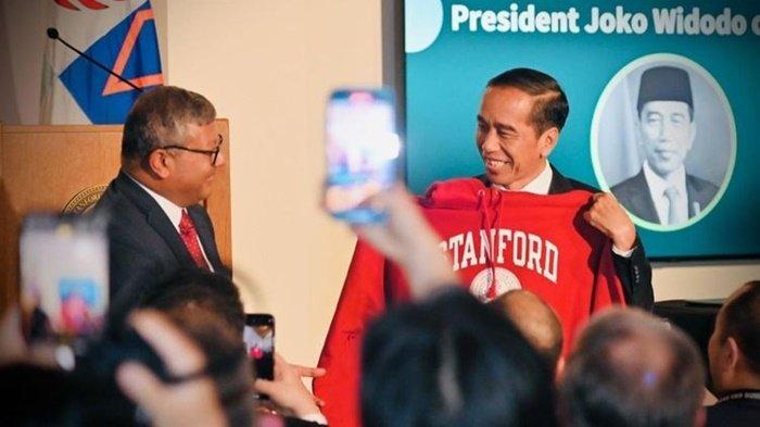 Presiden Joko Widodo menerima hoodie warna merah Stanford University usai memberikan kuliah umum di Stanford University, San Fransisco, Amerika Serikat, Rabu (15/11/2023) waktu setempat.