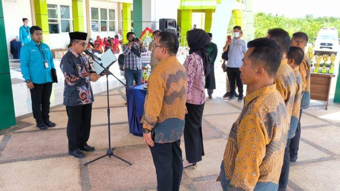 Bupati Kutai Timur, Ardiansyah Sulaiman melantik 6 pejabat di lingkungan Dinas Kesehatan disertai pembukaan pelayananan kesehataan di RSUD Muara Bengkal.