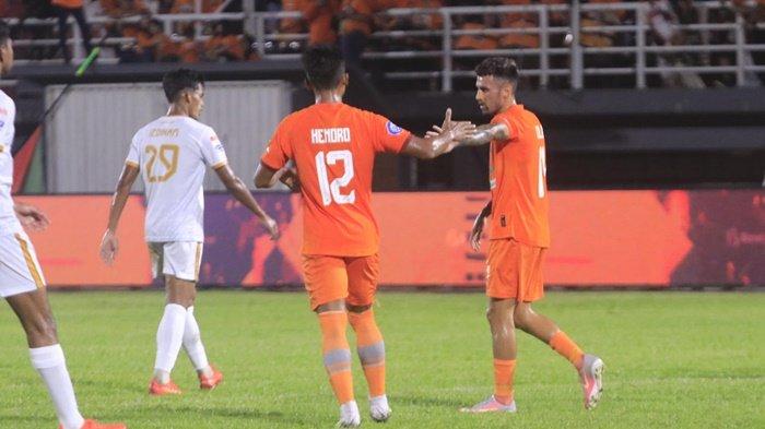 Winger Borneo FC Stefano Lilipaly dihampiri Hendro Siswanto setelah mencetak gol ke gawang Perak FC Malaysia pada pertandingan persahabatan internasional di Stadion Segiri Samarinda, Sabtu (18/11/2023). Borneo FC menang tipis 3-2.