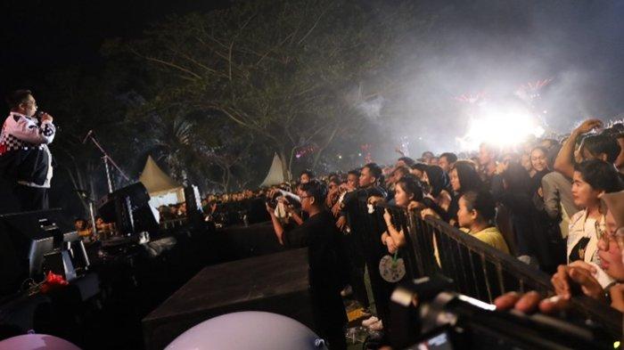 Minggu (19/11/2023) kemarin, Amphitheater Tenggarong diguncang dengan aksi panggul Feel Koplo pada event