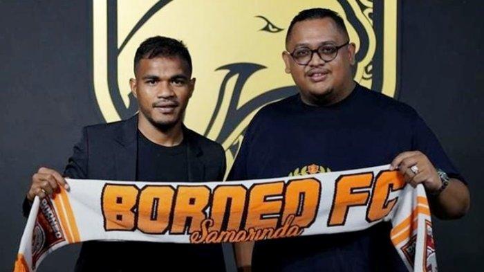 Presiden Borneo FC, Nabil Husein Said Amin dan Habibi Jusuf saat penandatanganan kontrak, Selasa (21/11/2023).