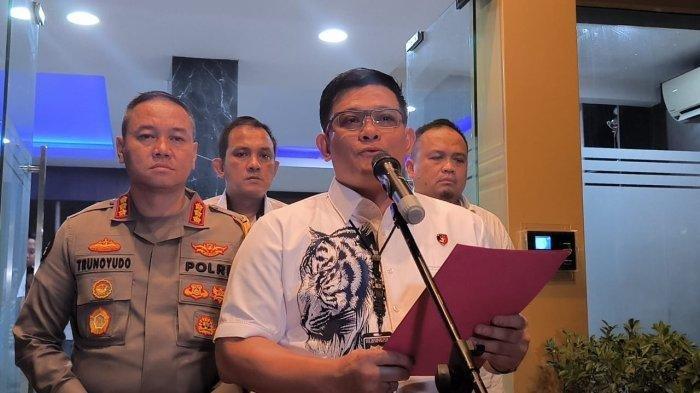 Direktur Reskrimsus Polda Metro Jaya Kombes Ade Safri Simanjuntak menyampaikan soal penetapan status tersangka kepada Ketua KPK Firli Bahuri atas kasus dugaan pemerasan oleh pimpinan KPK ke eks Menteri Pertanian, Syahrul Yasin Limpo (SYL) di Polda Metro Jaya, Jakarta, Rabu (12/11/2023) malam.