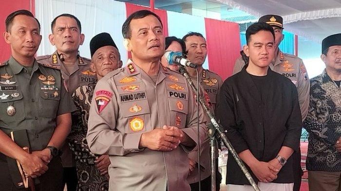 Wali Kota Solo Gibran Rakabuming Raka dengan Kapolda Jateng Birjen Pol Ahmad Lutfhi, saat hadiri Bakti Kesehatan Polda Jateng dalam rangka Hari Bhayangkara ke-77 Tahun 2023, di RS Bhayangkara Solo, Kamis (22/6/2023).