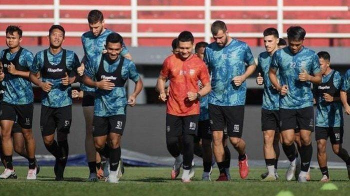 Latihan para pemain Borneo FC jelang laga kandang Kontra Persis Solo di Stadion Segiri Samarinda, Senin (27/11/2023).