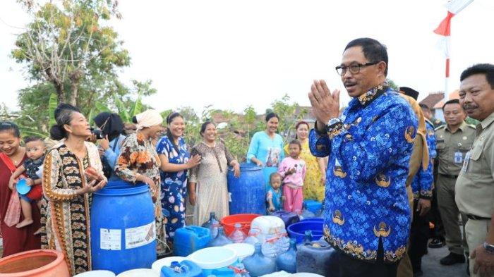 Penjabat (Pj) Gubernur Jawa Tengah (Jateng) Nana Sudjana menyalurkan bantuan air bersih kepada warga Desa Weding, Kecamatan Bonang, Kabupaten Demak.
