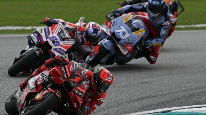 LIVE RACE MOTOGP - Francesco Bagnaia, Jorge Martin, dan Alex Marquez saat beraksi pada Sprint Race MotoGP Malaysia 2023 di Sirkuit Sepang, Sabtu (11/11/2023.