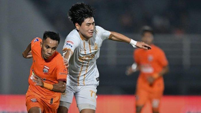 Ilustrasi pemain Borneo FC Samarinda, Sihran saat berebut bola dengan pemain Perak FC dalam laga ujicoba.