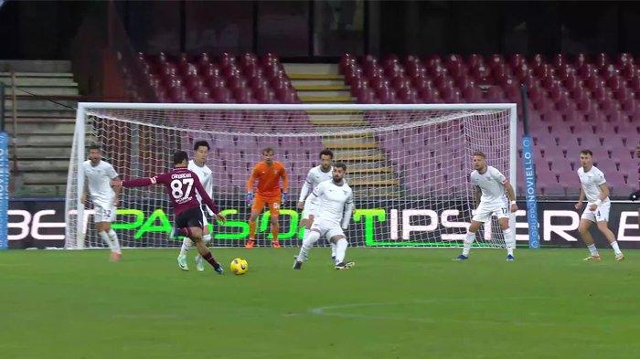 Antonio Candreva mencetak gol dengan tendangan roket dari luar kotak penalti dalam pertandingan Liga Italia Serie A antara Salernitana vs Lazio, Sabtu (25/11/2023). Gol mantan gelandang Lazio itu menjadi penentu kemenangan Salernitana dengan skor 2-1.