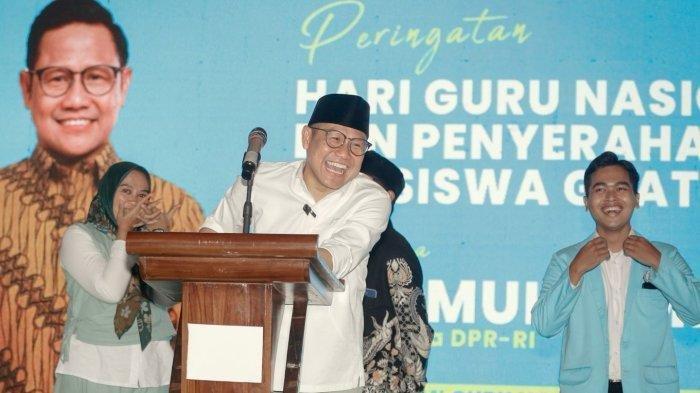 Gus Imin ketika memberikan beasiswa Pendidikan dan Hari Guru di Cikao Park, Purwakarta, Jawa Barat, Sabtu (25/11/2023).
