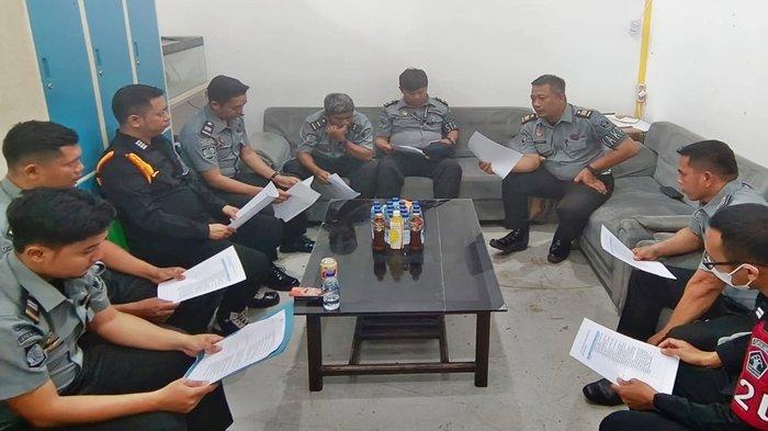 Kepala Kesatuan Pengamanan Lembaga Pemasyarakatan (KPLP) Kelas IIA Balikpapan, Anggun Tri Hamzah, memperkenalkan dua inovasi keamanan di Lapas Balikpapan, Kalimantan Timur, Minggu (26/11/2023). Alatnya dipasang di setiap blok hunian untuk respons cepat dalam kondisi darurat, dengan lampu indikator berbeda memudahkan identifikasi.