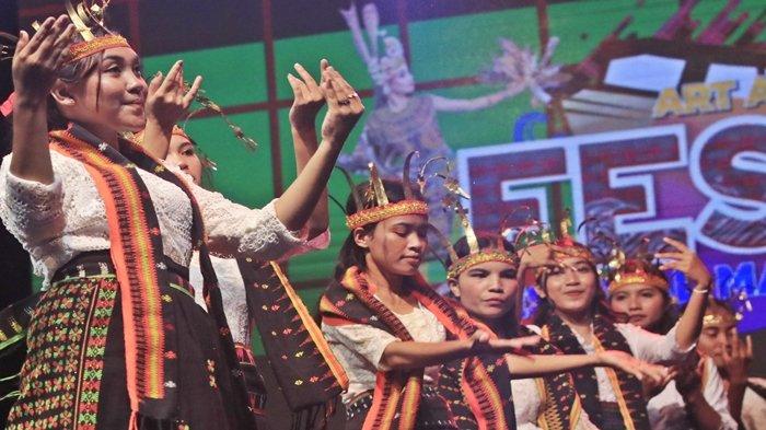 Pertunjukan tarian di Taman Bebaya beralaskan terpal disediakan panitia Festival Mahakam.