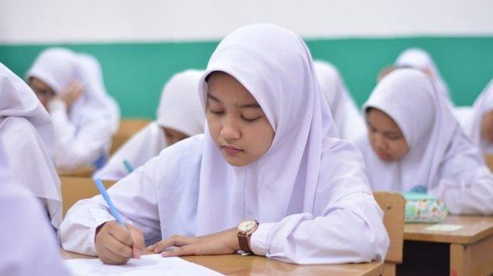 Mengerjakan ujian sekolah.