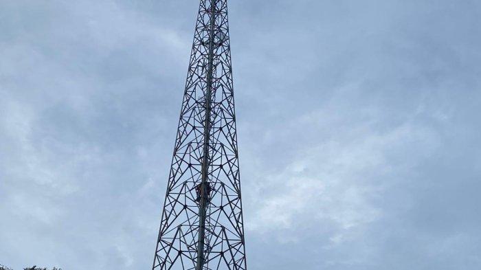 Warga Tenggarong dibuat geger dengan aksi nekat remaja putri yang memanjat tower pemancar Radio RPK Kukar, Selasa (28/11/2023).TRIBUNKALTIM.CO/HO