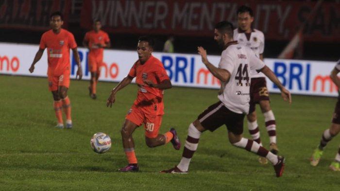 Laga Borneo FC vs Persis Solo di Samarinda, Kalimantan Timur pada Senin 27 November 2023 malam. Klub kebanggan masyarakat Kota Samarinda, Kalimantan Timur tetap mampu mempertahankan posisinya di klasemen sementara Liga 1.