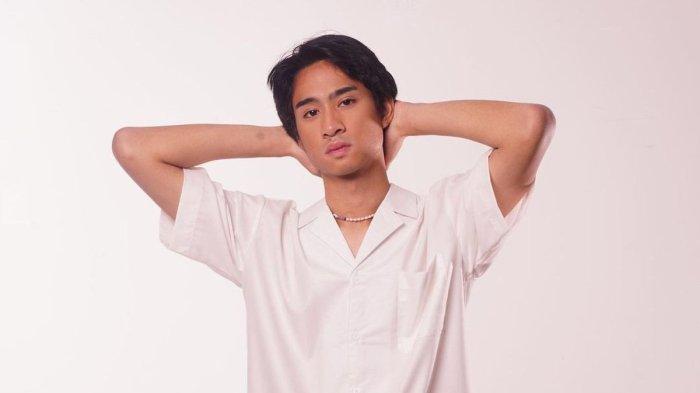 Potret Devano Danendra. Lirik lagu viral Menyimpan Rasa - Devano Danendra.