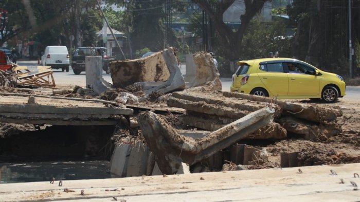 Pengerjaan saluran sekunder Balikpapan Baru atau tepatnya di depan Kantor Telkom, MT Haryono, Kota Balikpapan, yang menjadi bagian dari proyek DAS Ampal.
