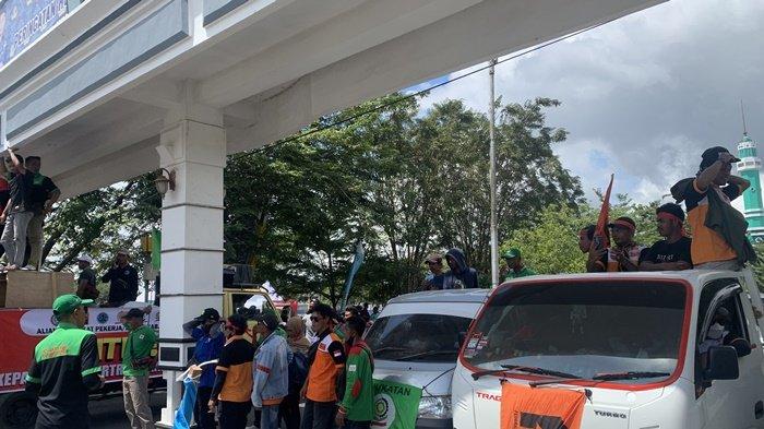 Unjuk rasa yang dilakukan serikat buruh di halaman Kantor Bupati Berau, Kamis (30/11/2023) hari ini.
