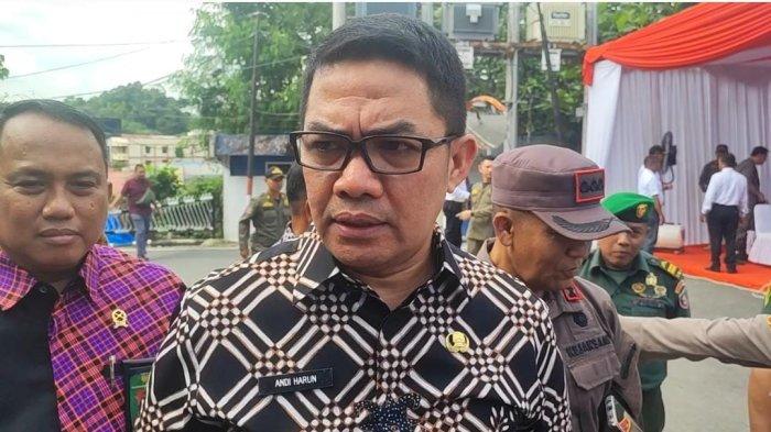 Walikota Samarinda, Andi Harun saat diwawancarai TribunKaltim.co, usai kegiatan pemusnahan barang bukti, di Lapangan Parkir, Balai Kota Samarinda, Kalimantan Timur pada Kamis (30/11/2023). Dirinya menegaskan, masyarakat Kota Samarinda harus jaga kondusifitas selama Pemilu 2024 dan ingat minuman keras itu satu di antara faktor penyebab munculnya aksi kejahatan. Jaga keamanan dan kenyamanan kota selama Pemilu 2024.