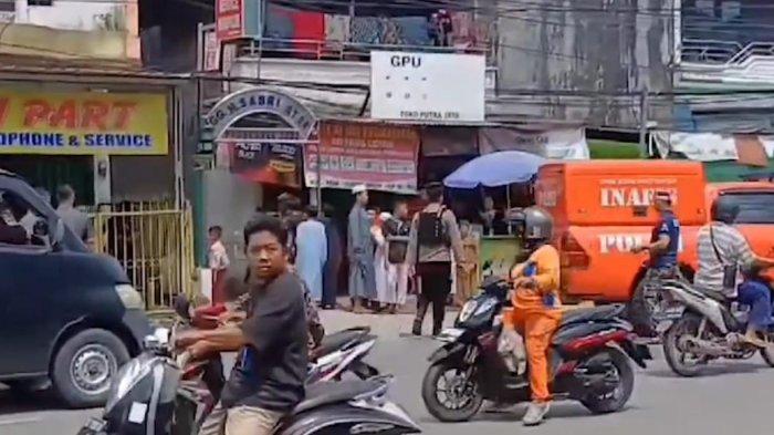 Kondisi sekitar lokasi penyergapan terduga teroris di Jalan Lambung Mangkurat, Kota Samarinda, Jumat (1/12/2023). Densus 88 Antiteror Mabes Polri melakukan operasi dan mengamankan satu orang terduga teroris, tepatnya disebuah toko ponsel.TRIBUNKALTIM.CO/MOHAMMAD FAIROUSSANIY