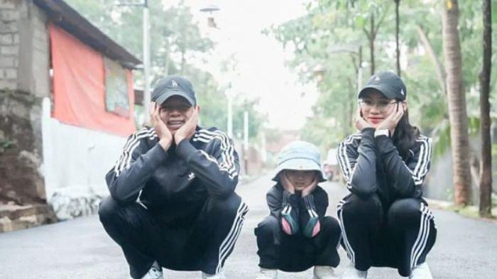 Dedi Mulyadi bersama anak dan istri barunya