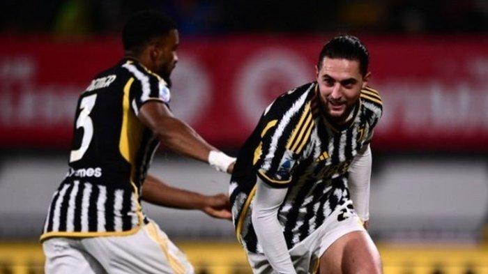 Gelandang Juventus Adrien Rabiot berselebrasi seusai mencetak gol dalam lanjutan Liga Italia Serie A antara Monza vs Juventus di Stadion Bianteo pada 1 Desember 2023.