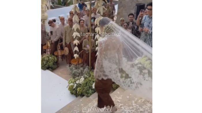 BCL saat menuruni tangga pada prosesi akad nikahnya.