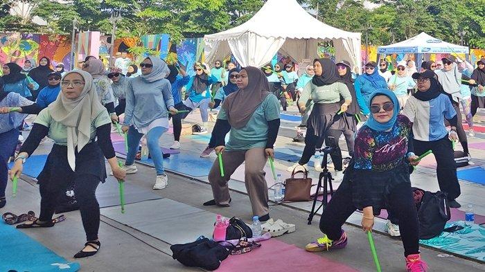 Salah satu dari kegiatan olahraga pada event Balikpapan Fit Day di Pantai BSB, Balikpapan, Kalimantan Timur, Minggu (3/12/2023). Selain olahraga pound fit, zumba, dan lari, pembagian door prize dan charity juga digelar untuk meramaikan suasana di lokasi acara.