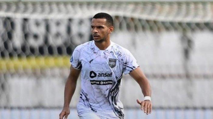 Leo Lellis saat mengawal lini belakang Borneo FC bersama Silverio Junio di laga kontra Barito Putera.