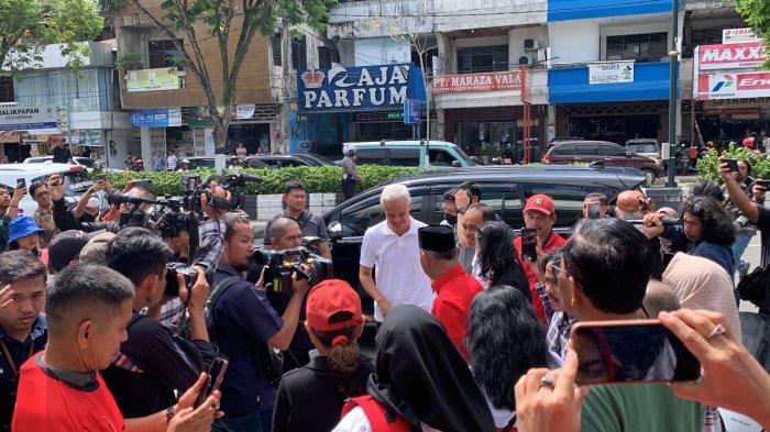 Calon Presiden (Capres) 2024 Ganjar Pranowo sarapan pagi di Depot Miki Balikpapan, Kalimantan Timur.
