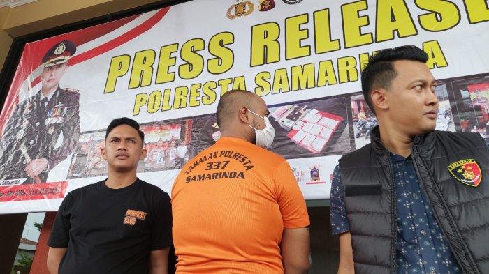 Rendi Agustio (34) yang menipu ratusan pria dengan akun bernama Luna untuk melakukan pemerasan saat dihadirkan dalam rilis di Mapolresta Samarinda, Selasa (5/12/2023).TRIBUNKALTIM.CO/RITA LAVENIA
