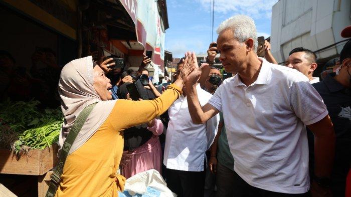 Kunjungan Ganjar Pranowo ke Pasar Baru Balikpapan, Kalimantan Timur. Dirinya membeberkan tiga strategi untuk menstabilkan harga bahan pokok saat kampanye di Pasar Baru Balikpapan, Kalimantan Timur pada Selasa (5/12/2023).