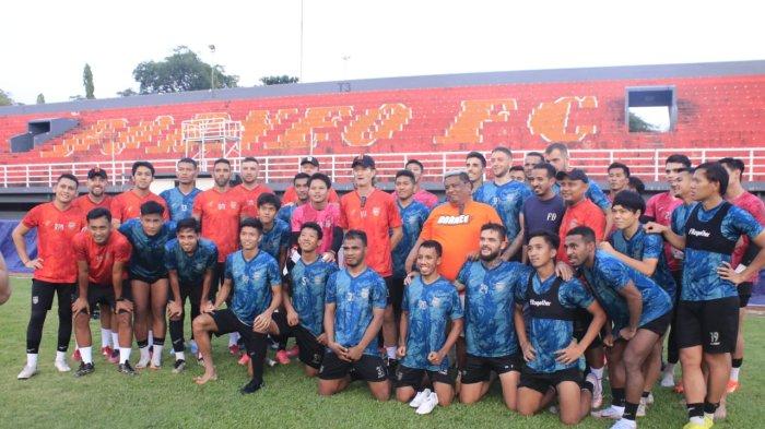 Borneo FC bersama pelatih manajer tim dan oficial saat sesi latihan jelang kontra PSIS di Stadion Segiri Samarinda Kalimantan Timur, Rabu (5/6/2023). Borneo FC Samarinda siap lawan PSIS di Stadion Segiri, Kota Samarinda pada akhir pekan 9 Desember 2023.