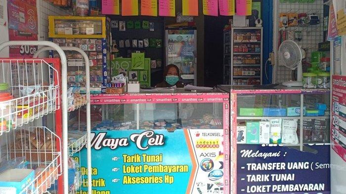 Siti Kumayah agen BRILink Maya Cell di tokonya. Ia tak menyangka, niatnya membantu para pekerja bangunan yang tinggal di sekitar rumahnya menjadi lahan bisnisnya yang berkelanjutan.