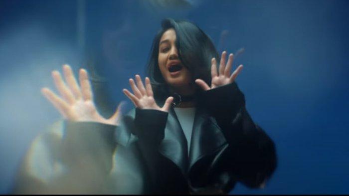 Video klip Bertemu Kembali Melly Goeslaw, Juwita Pohan perankan Nike Ardilla