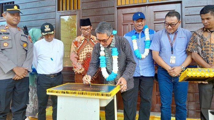 Bupati Kutim, Ardiansyah Sulaiman saat meresmikan Kantor Desa dan BPD Persiapan Tepian Raya, Minggu (10/12/2023).