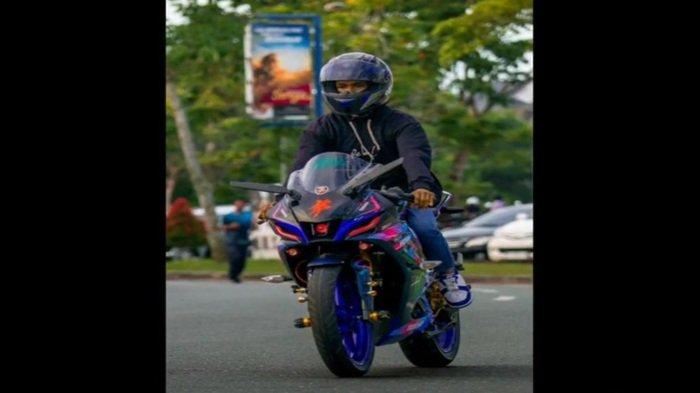 Salim saat mengendarai Yamaha R15 V4 miliknya.