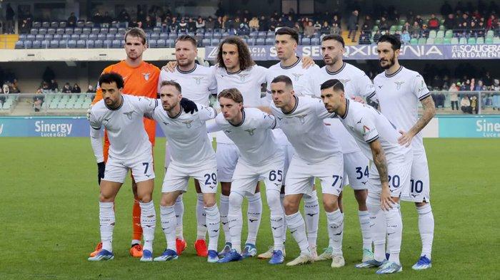 Pemain utama Lazio yang diturunkan pelatih Maurizio Sarri saat bermain imbang 1-1 melawan Hellas Verona di Stadion Marcantonio Bentegodi pada Liga Italia Serie A pekan ke-15, Minggu (3/12/2023).