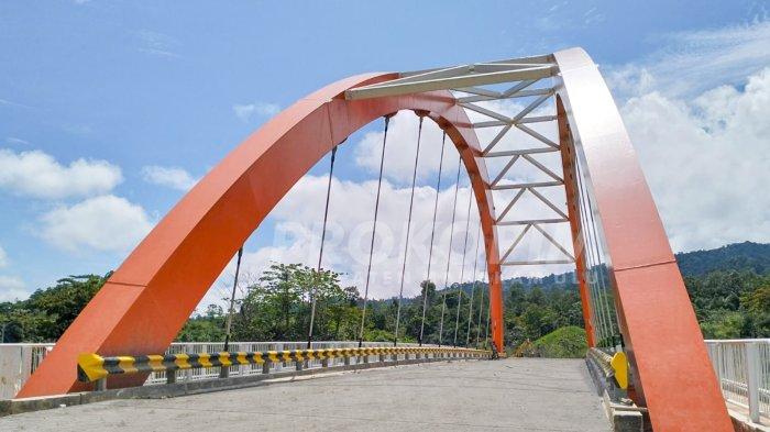 Jembatan Long Melaham di Mahakam Ulu, Kalimantan Timur.