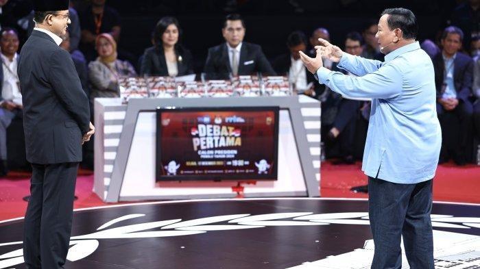 Calon Presiden Anies Baswedan dan Prabowo Subianto di acara Debat Capres 2024 putaran 1 di gedung KPU, Jakarta, Selasa malam, 12 Desember 2023. -KPU bakal menegur Gibran karena aksinya yaNg menjadi pemandu sorak-sorai pendukung usai mendengar jawaban Prabowo yang ditanya Anies soal putusan MK.