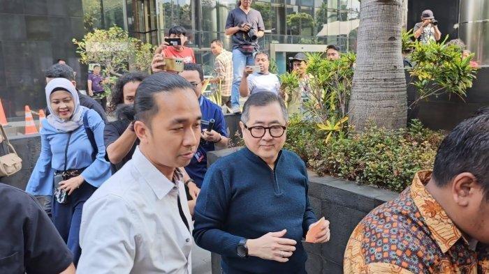 Komisaris PT Dosni Roha Logistik, Bambang Rudijanto Tanoesoedibjo, usai diperiksa sebagai saksi terkait kasus dugaan korupsi bansos beras di Gedung KPK, Jakarta, Kamis (14/12/2023).