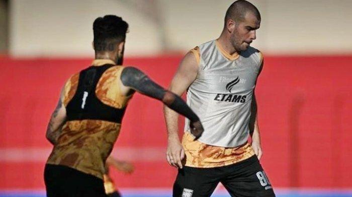 Para Pemain Borneo FC, Wiljan Pluim dan Diego Michiels saat lakukan pemanasan di Stadion Sultan Agung Bantul. Laga Liga 1 RANS Nusantara vs Borneo FC Samarinda telah berlangsung pada Sabtu 16 Desember 2023 sore.